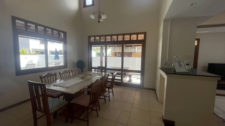 Imagem Casa com 4 Dormitórios para Temporada em Jurerê Internacional – Próxima ao