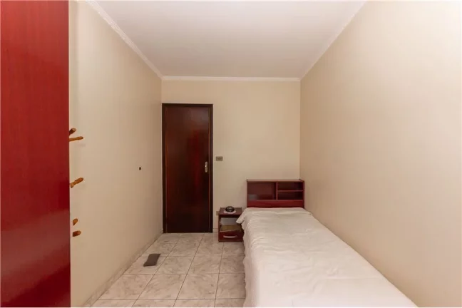 Imagem Encantadora Casa de 175m² com 4 Dormitórios e 2 Vagas na Garagem em Taipas, São Paulo