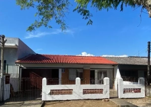Imagem Casa 3 dormitórios com pátio e garagem - Restinga Nova