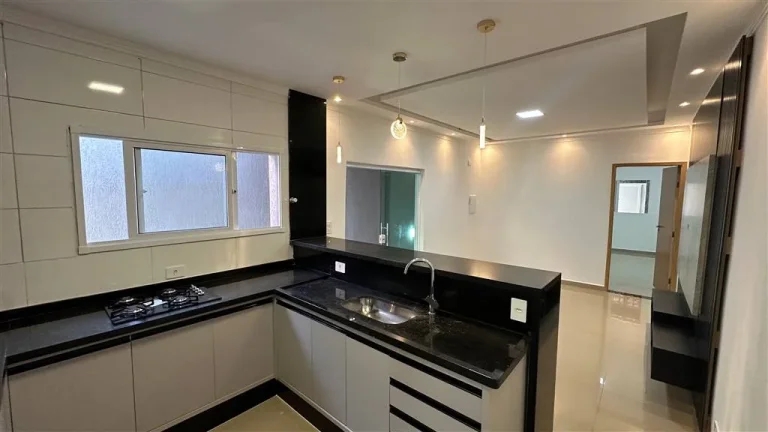 Imagem Espaçosa Casa Geminada à Venda no Mirim, Praia Grande - 2 Quartos