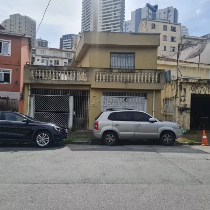 Imagem Esta espaçosa casa de 381 metros quadrados é ideal para uso residencial e comercial, situada em um...