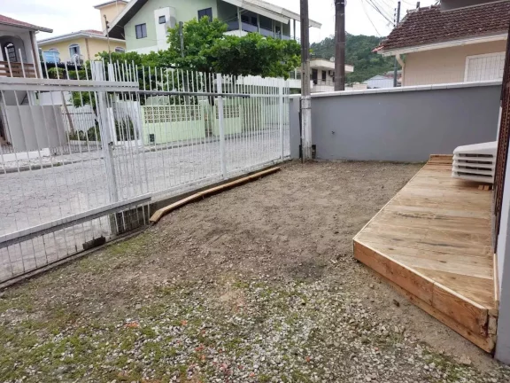 Imagem Casa com 2 dormitórios e 3 vagas de garagem no Centro de Porto Belo
