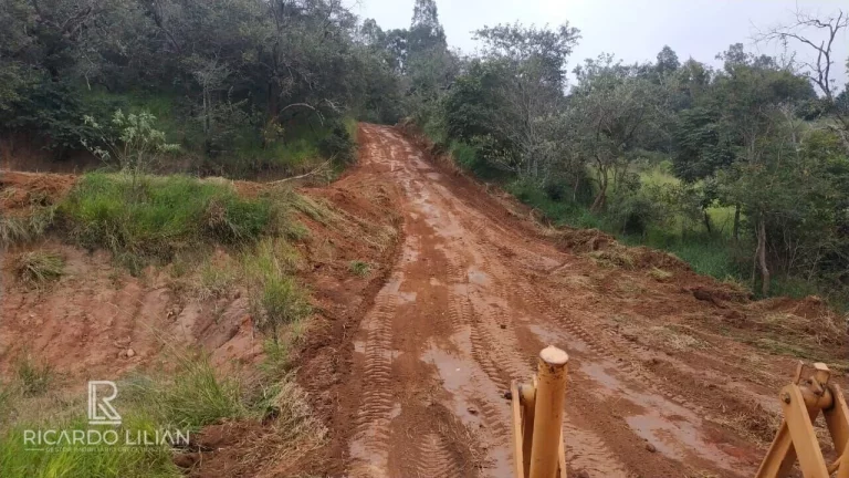 Imagem "Oportunidade única! Terreno em declive com vista deslumbrante e infraestrutura completa em condomínio de chácaras com portaria 24 horas"