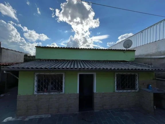 Imagem Casa Ampla e Segura com Grande Área Externa e Horta – 3 Quartos e Vagas para 4 Carros!