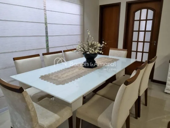Imagem Casa aconchegante à venda no bairro Capuava, em Valinhos/SP, com ambientes espaçosos e cercada por...