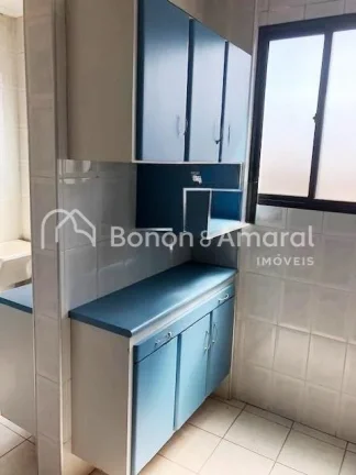 Imagem A sala ampla, com dois ambientes, é perfeita para receber amigos ou curtir momentos de tranquilidad...