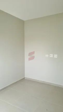 Imagem Are you sure to stop exam tracking?Yes NoStop exam trackingLinda casa com 89m² de área construída, 3 quartos sendo 1 uma suíte, bwc, cozinha, lavanderia, casa com pé direito de 4 metros na sala. Acabamento em porcelanato e garagem para dois carros. 