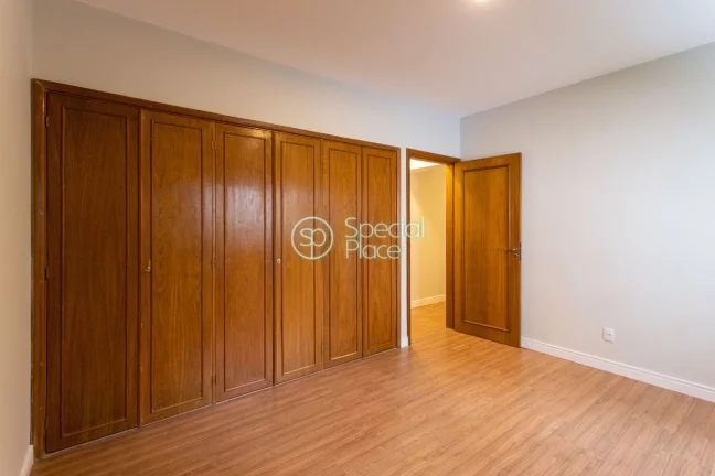 Imagem Apartamento com 134m² de área útil. São 3 dormitórios ( 1 suíte ) e 1 vaga de garagem. Living ...