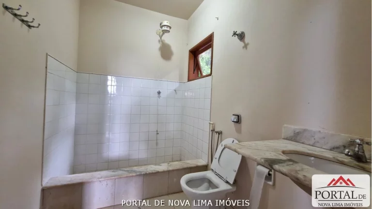 Imagem Casa a venda no condomínio Ipê da Serra, casa com armário e área de lazer com piscina. Venha conhecer no Portal de Nova Lima Imóveis - 31.98511-8000
