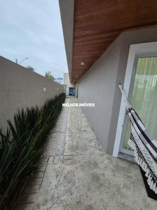 Imagem Casa Nova á Venda com 03 Dormitórios sendo 01 Suíte Localizado no Centro de Camboriú - SC