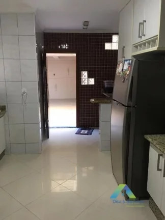 Imagem Lindo sobrado com acabamento moderno, 3 dormitórios, 2 vagas, edicula com localização privilegiada fácil acesso a comércios e principais avenidas.