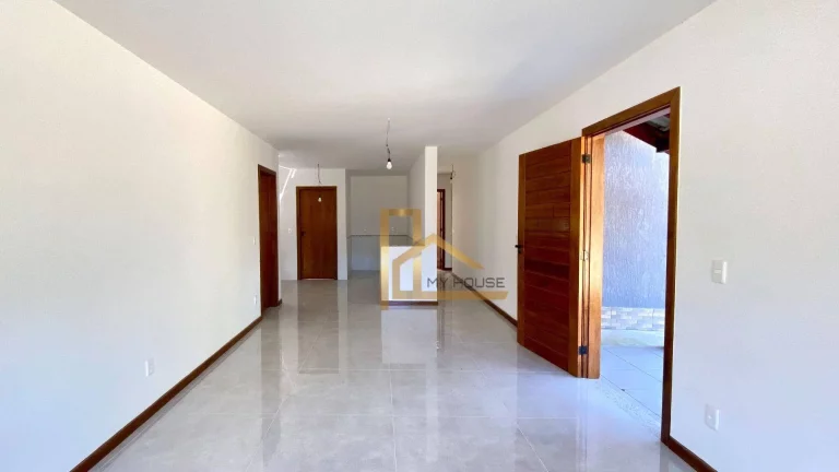 Imagem Casa Linear Com 3 Quartos, Suíte e Quintal a Venda em Albuquerque - Teresópolis-RJ.