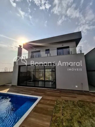 Imagem Casa moderna e sofisticada com três suítes, sendo uma delas master com closet espaçoso. As outras...