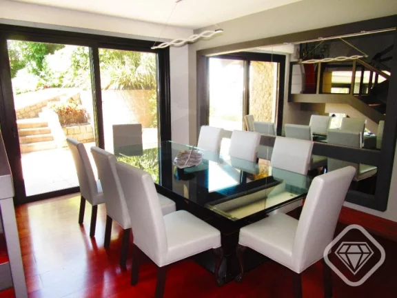 Imagem Casa de luxo em condomínio, 4 dormitórios, suíte máster, dois terrenos, ampla área verde e pisc...