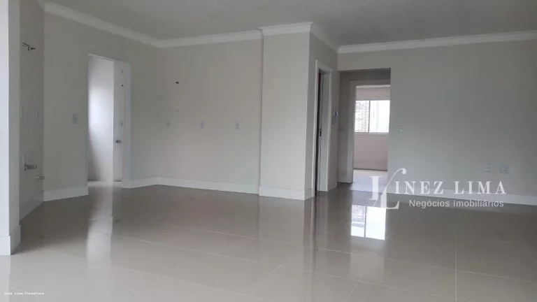 Imagem Alto Padrão para Venda em Itapema, meia praia, 3 dormitórios, 3 suítes, 4 banheiros, 2 vagas