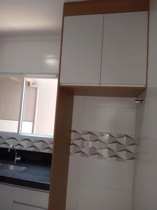 Imagem Sobrado de 2 quartos em condomínio para venda na Aviação, Praia Grande-SP: 1 banheiro, 1 vaga, 50,00 m².