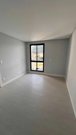 Imagem Sobrado alto padrão com 4 suítes e 2 vagas de garagem em Camboriú/SC