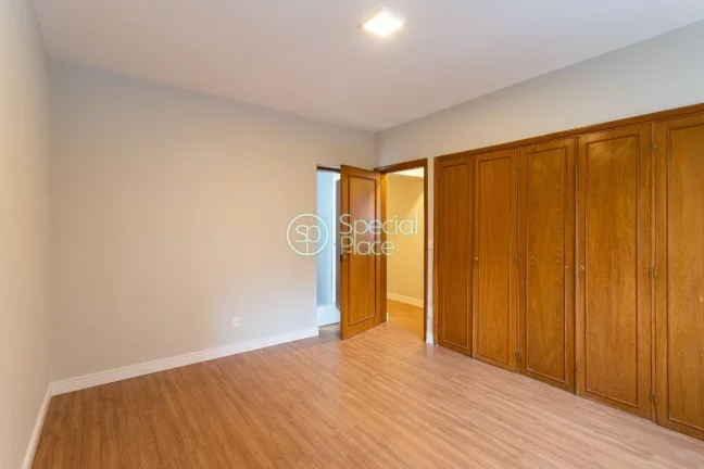 Imagem Apartamento com 134m² de área útil. São 3 dormitórios ( 1 suíte ) e 1 vaga de garagem. Living ...