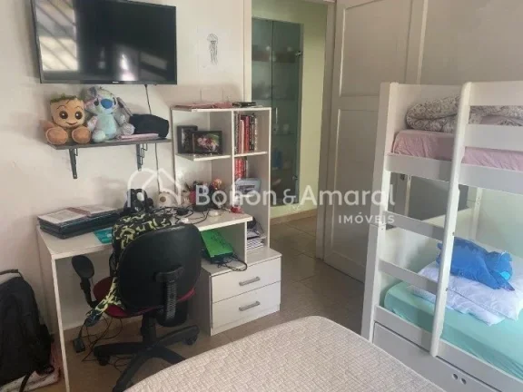 Imagem Imóvel versátil, com construção sólida, ideal para residência ou comércio. 
A casa possui uma...