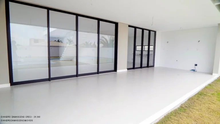 Imagem Casa em Condomínio de Luxo com 5 Quartos e 5 Suítes em Vila de Abrantes, Camaçari-BA: 370m², 2 Salas, 2 Banheiros e 4 Vagas de Garagem!