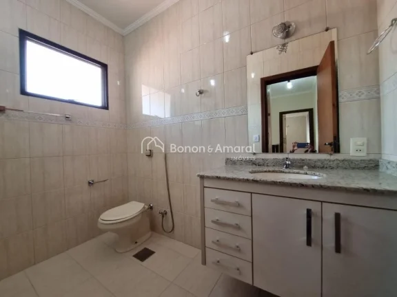 Imagem Charmosa e bem distribuída, esta casa de 182m² oferece conforto e praticidade em uma localização...