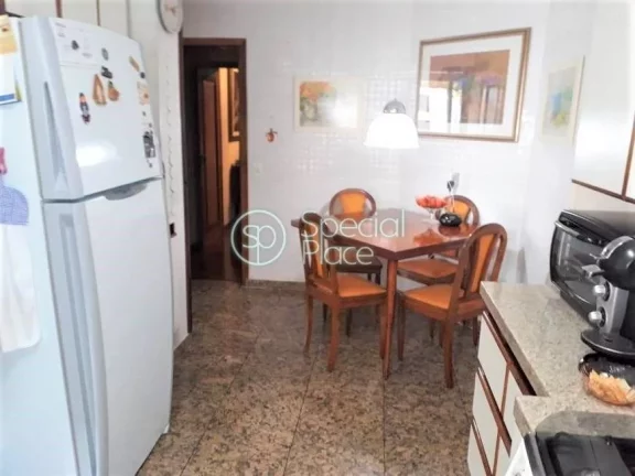 Imagem Apartamento Duplex Primeiro Piso - Amplo living com lareira e terraço, sala de jantar, sala de tv, ...