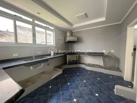Imagem Linda casa de alto padrão, recém reformada! A residência possui living para vários ambientes, sa...