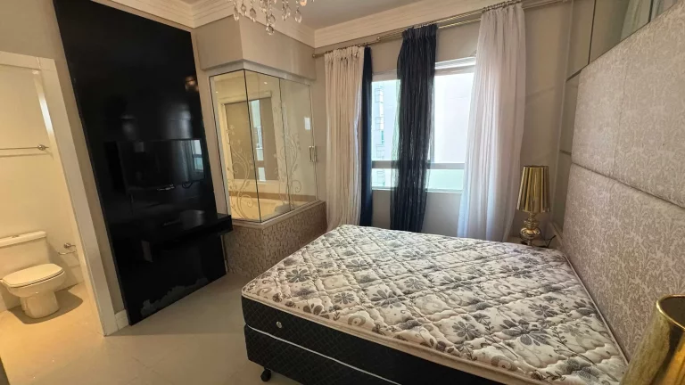 Imagem Apartamento frente mar com 3 suítes e 3 vagas de garagem em Meia Praia - Itapema/SC