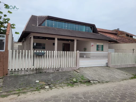 Imagem Casa com Piscina no centro de Itapoá