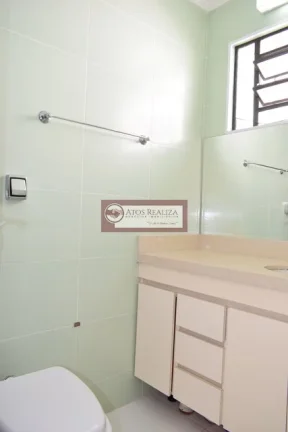 Imagem Sobrado no Jardim Umuarama com 4 quartos, sendo 2 suítes, sala de estar, lavabo, sala de jantar, cozinha e ampla copa. Piso em porcelanato, tanto no térreo como no andar superior. Armários nos quartos e cozinha. Home office/edícula completa, lavanderia, e