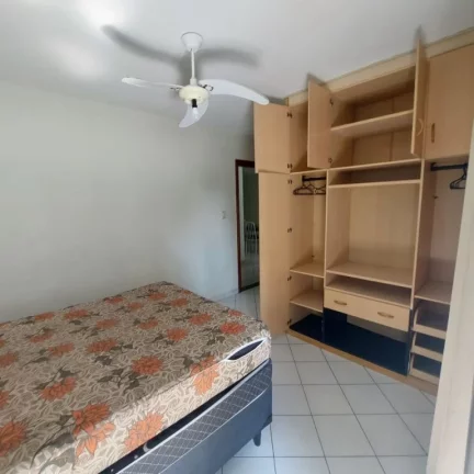Imagem Este charmoso apartamento, totalmente mobiliado, oferece o equilíbrio perfeito entre conforto, praticidade e localização privilegiada. A poucos passos da praia – apenas 160 metros – conta com uma linda piscina. Agende sua visita e venha conhecer!