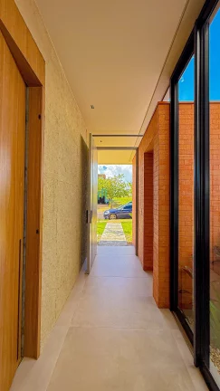 Imagem LINDA E EXCLUSIVA RESIDÊNCIA TÉRREA COM UM PROJETO TOTALMENTE DIFERENCIADO E EM UM LOTE COM POSIÇÃO PRIVILEGIADA NO CONDOMINIO.
