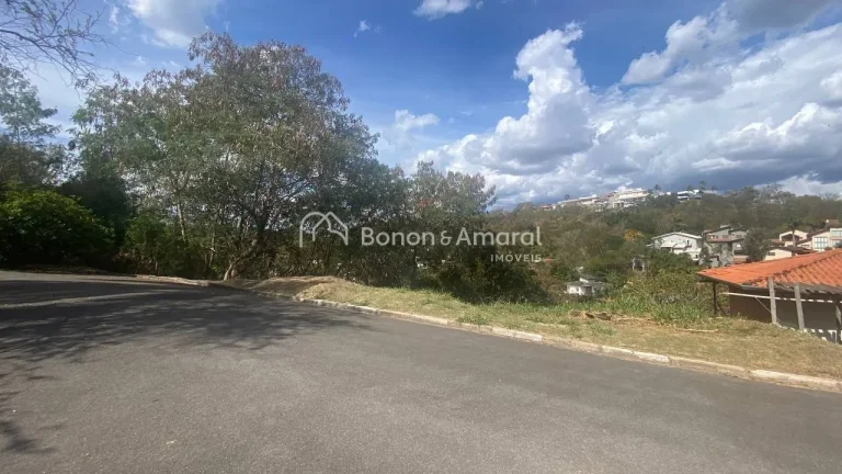 Imagem O lote tem 618 m² em declive, localizado ao lado da mata, garantindo contato direto com a natureza,...