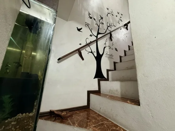 Imagem Casa com 305m² de área construída a apenas 170 metros do mar, mobiliada, 4 quartos (1 suíte) e 4 vagas no Centro de Navegantes no litoral Norte, Adriano Carpes Imóveis vende!