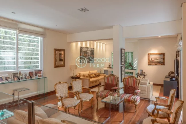 Imagem Essa casa possui cinco dormitórios, sendo quatro suítes, hall, lavabo, sala de jantar, sala de TV ...