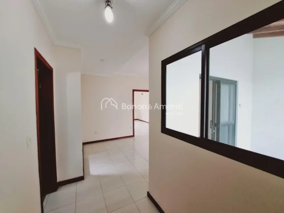 Imagem Charmosa e bem distribuída, esta casa de 182m² oferece conforto e praticidade em uma localização...
