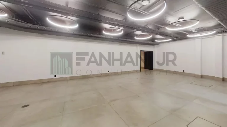 Imagem Casa Comercial para Locação em São Paulo-SP, Jardim Europa: 8 Salas, 8 Banheiros, 15 Vagas, 900m² de Área!