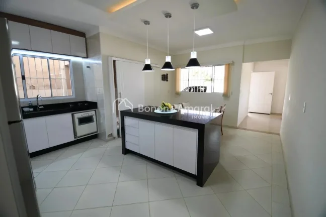 Imagem Esta casa é uma excelente opção para quem busca conforto e funcionalidade. Com três quartos, sen...