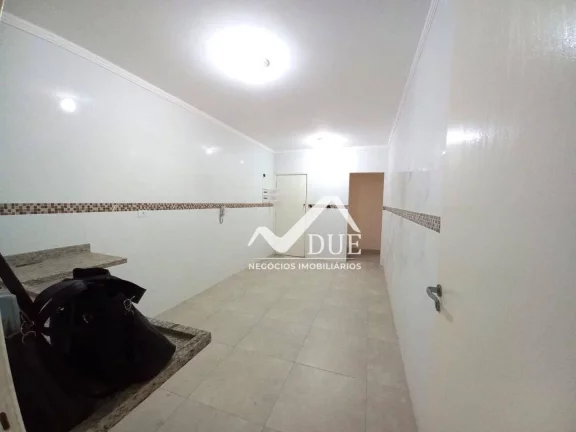 Imagem Apartamento 3 dormitórios, 2 banheiros, vaga demarcada, portaria, 100% reformado com 94m2 de áreà útil. Santos no Marapé próximo a Carvalho.
