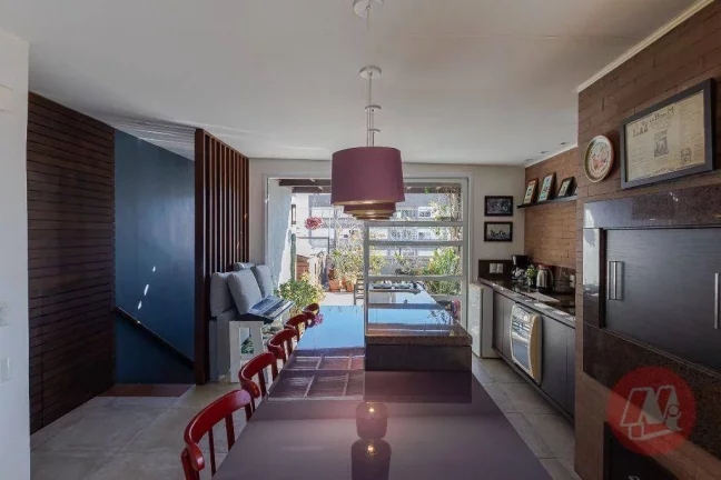Imagem no Rio Branco, cobertura de 257 m² com 4 quartos, 2 vagas e piscina.
