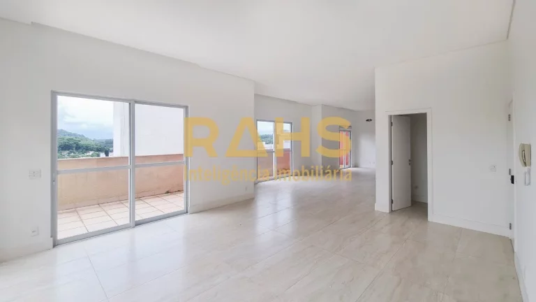 Linda Cobertura plana no bairro Atiradores, localizada na região central da cidade, proximo dos pri...