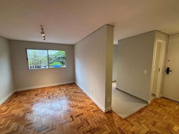Apartamento reformado no Brooklin, 2 dormitórios, 1 vaga.