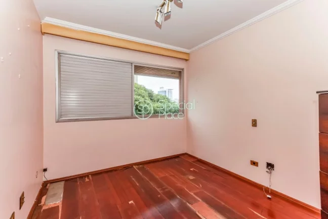 Imagem Apto rico em iluminação natural e repleto de janelas grandes. Vista eterna e para as arvores e o m...