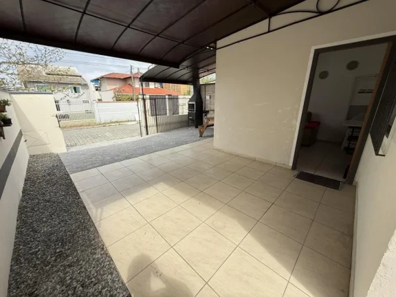 Imagem Casa semimobiliada com 130m² (terreno 208,56m²), 2 quartos (1 suíte), 2 churrasqueiras - Oportunidade imperdível localizada no bairro Armação em Penha/SC, Adriano Carpes Imóveis vende.