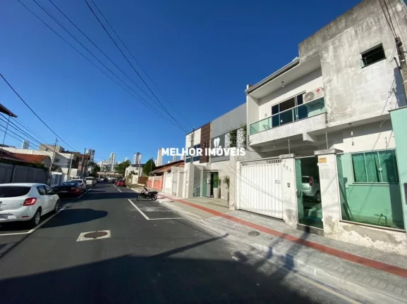 Imagem Casa Sobrado Semi-Mobiliada à Venda com 03 Suítes sendo 01 com Sacada Localizado no Centro de Balneário Camboriú - SC