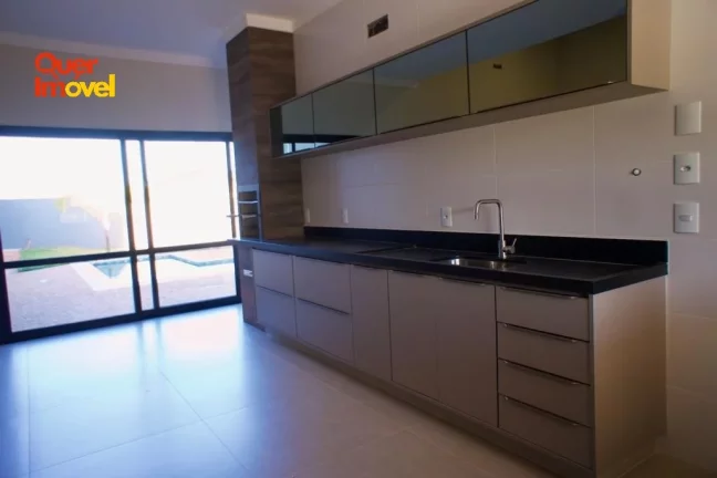 Imagem Casa de Luxo em Condomínio à Venda em Ribeirão Preto-SP no Bairro Bonfim Paulista: 3 Quartos, 3 Suítes, 1 Sala, 4 Banheiros, 4 Vagas, 180m².