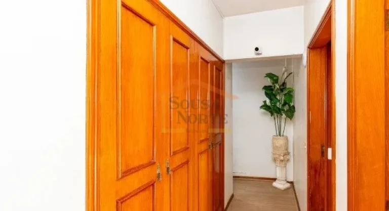 Imagem Apartamento com 254 m² de área, composto por 3 dormitórios, sendo 1 suíte, 4 banheiros, varanda,...
