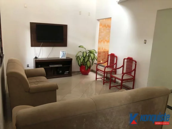 Imagem VENDO CASA DE 7/4 SENDO TRÊS COM SUÍTE NA CIDADE NOVA