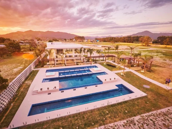 Imagem Terreno 450m² à venda em Garopaba-SC: CONDOMÍNIO AQUALINA LAKE CLUB - Luxo à Beira da Lagoa!
