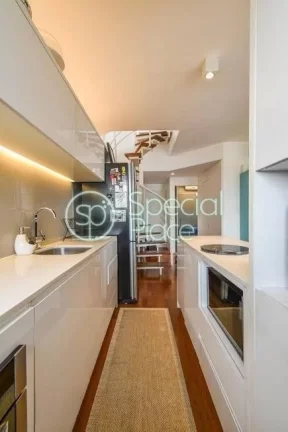 Imagem Cobertura com 87m² de área privativa, 1 suíte e 1 vaga na garagem. Reformada e mobiliada. No prim...